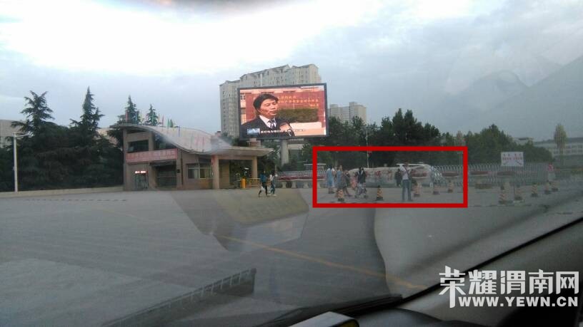 μ��ʦ��ѧԺ�ſڵĲ�ƺ���������Ȼ���