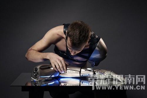 ����װ������е�ֱ� ��USB�ڿɸ��ֻ����(ͼ)