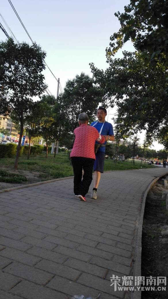�Y�ӱߵ�ĸ�ӣ�˵��������ܰ��