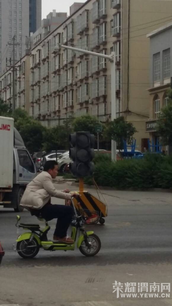 ӯ��Сѧ�ſڵĺ��̵ƣ����̵�û���Ҳû������ѧ����ô����