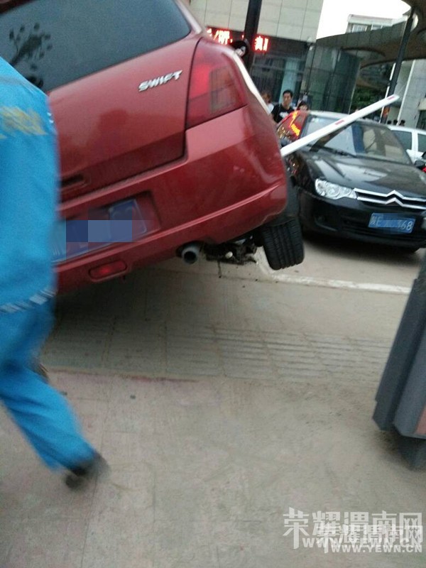 �����ߵ��ڳ���·�����Ƶ��ſڣ�������Ȼ�����ˡ��ֹ��衱