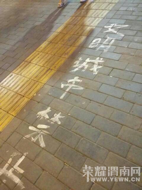 ǰ��·���ű��ߵĶ����е��ϣ������Ϳ���ֿ�����Ц�ˣ�