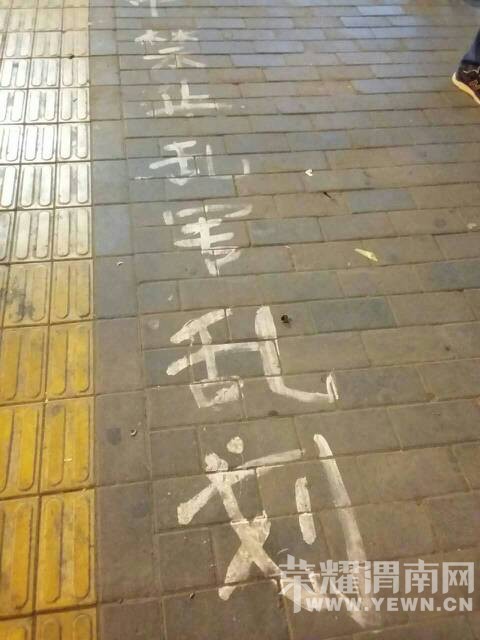 ǰ��·���ű��ߵĶ����е��ϣ������Ϳ���ֿ�����Ц�ˣ�