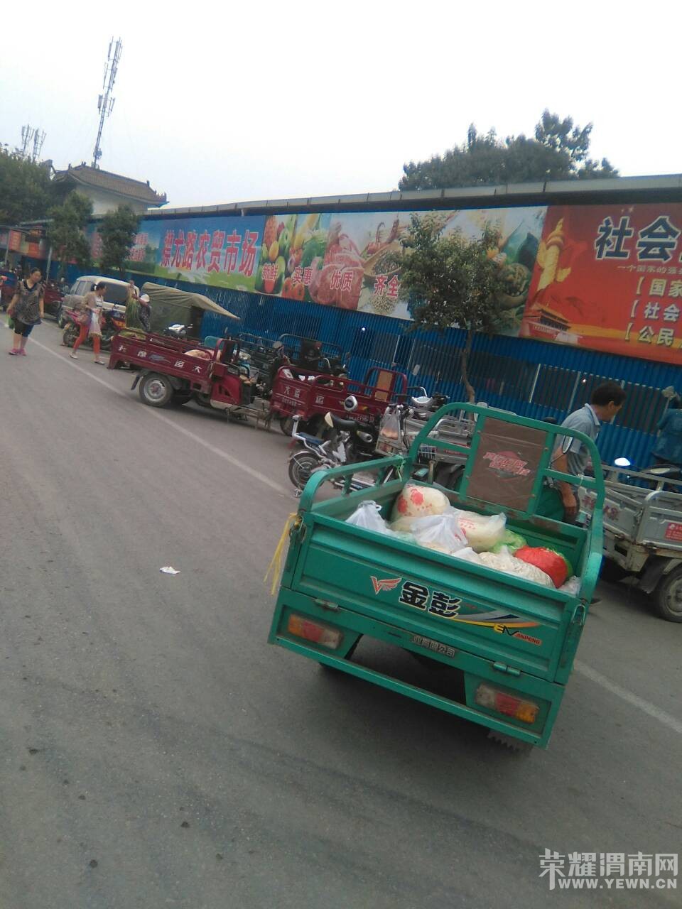 ũ԰���г��ſڣ��湻���ֵģ���·��ռ������֮һ