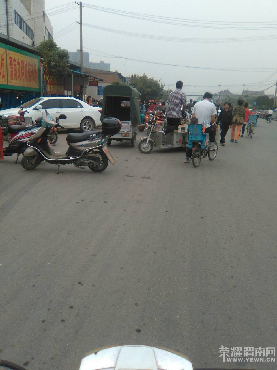 ũ԰���г��ſڣ��湻���ֵģ���·��ռ������֮һ