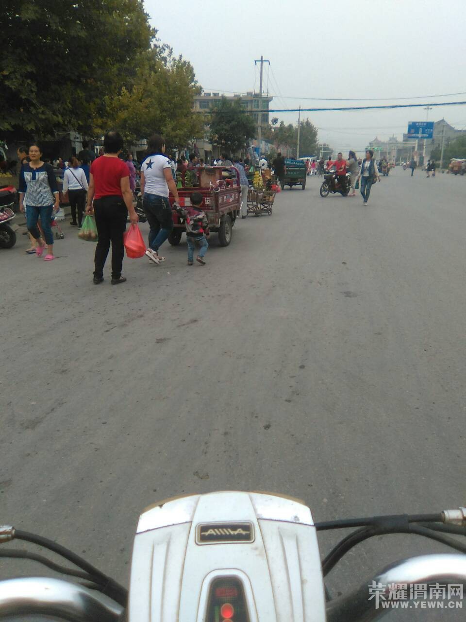 ũ԰���г��ſڣ��湻���ֵģ���·��ռ������֮һ
