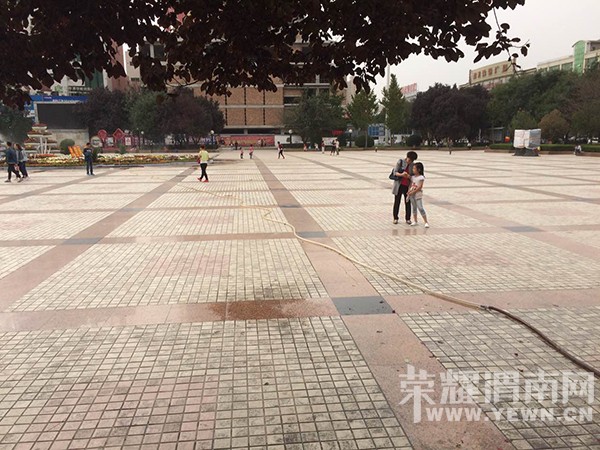 μ�����Ĺ㳡��ˮ���ӿ���ϴ���ˣ���������