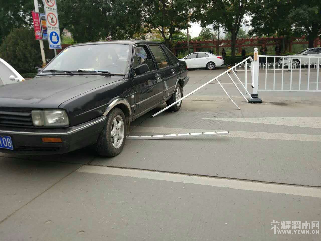 ������������·��ˮ԰�ſڣ�һ����ɫС������Χ��