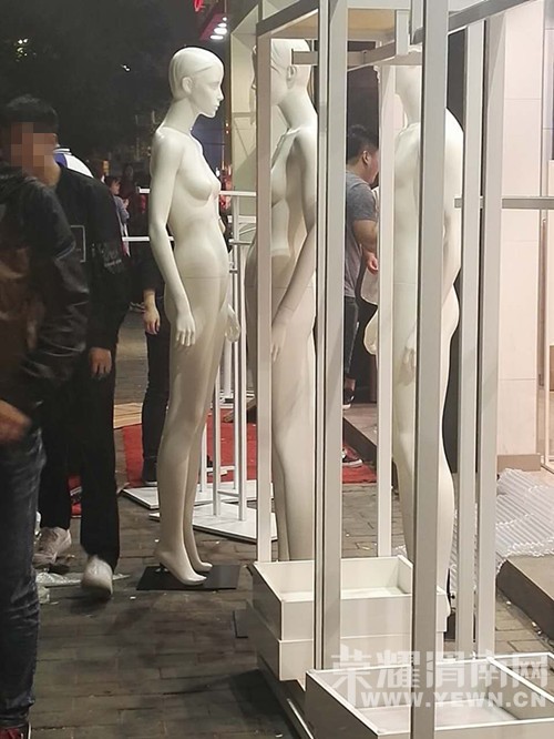 ������Դ��ſ�һȺ��������Ů��������ǰ��������������