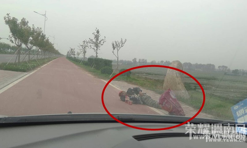 �ӵ���һ���˺�����·�ϣ���һ����������ô�죿��