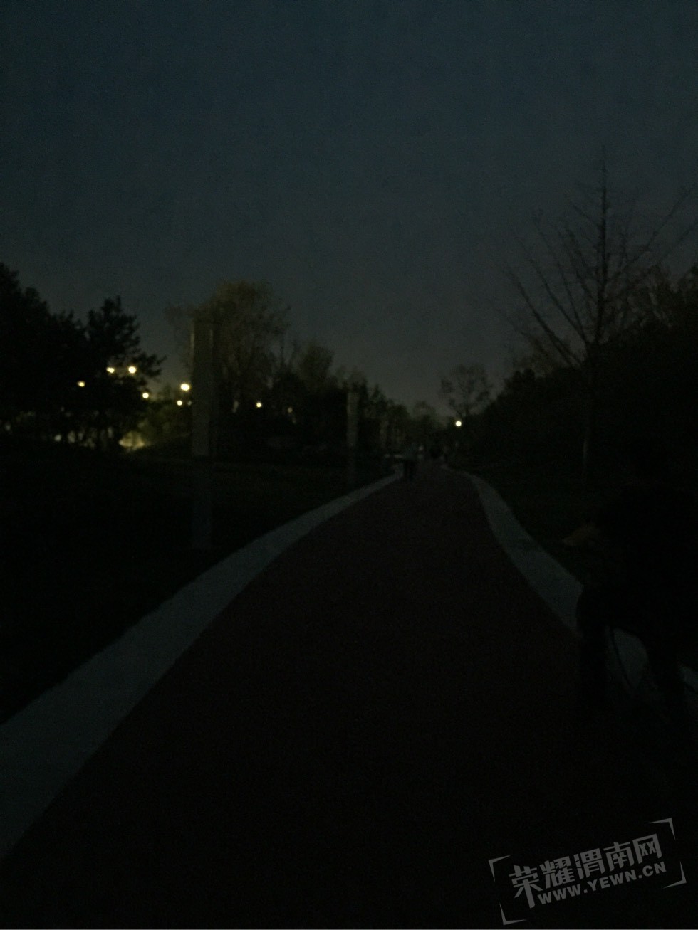 202812iu0mm00t00jme40z.jpg
