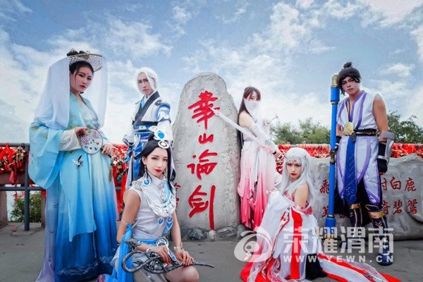 2��cosplay������ϻ�ɽ֮�� ��Ӱ����߸�ǹ�����.jpg