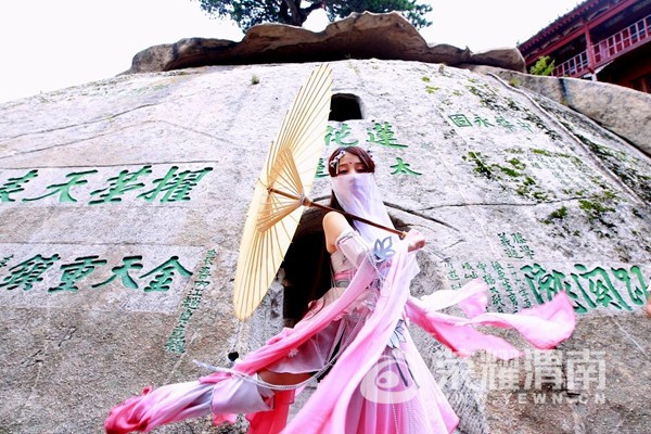 4��cosplay������ϻ�ɽ֮�� ��Ӱ����߸�ǹ�����.jpg