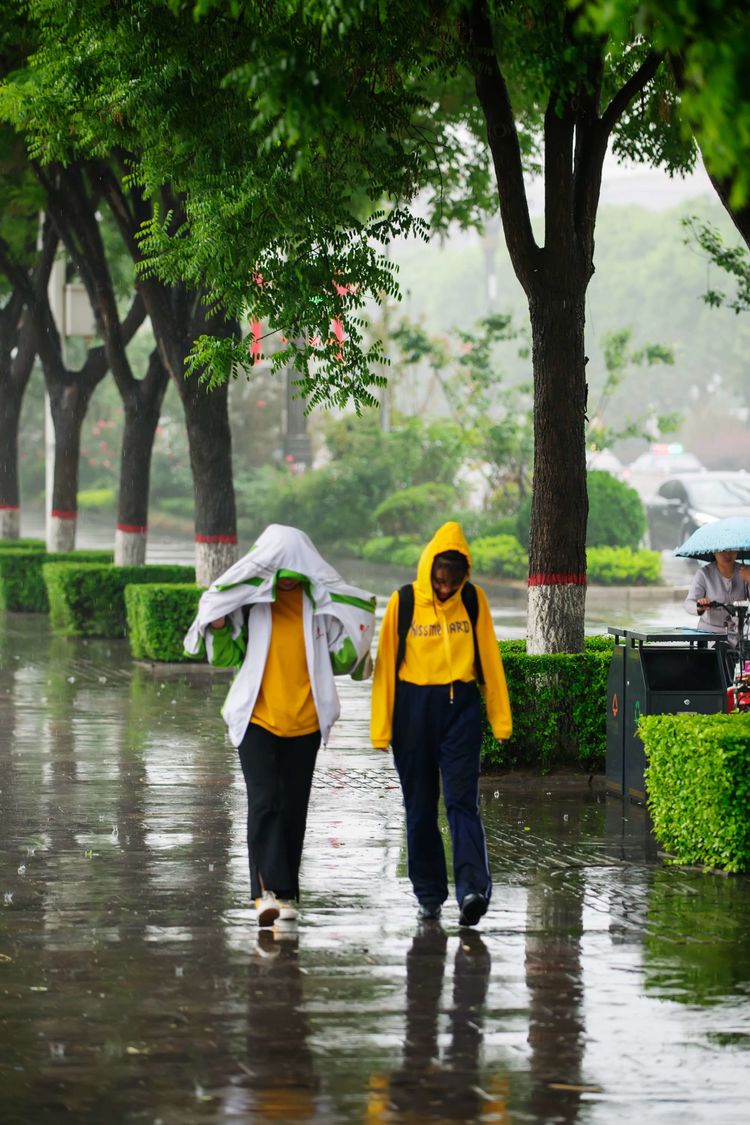 行走在雨中的渭南