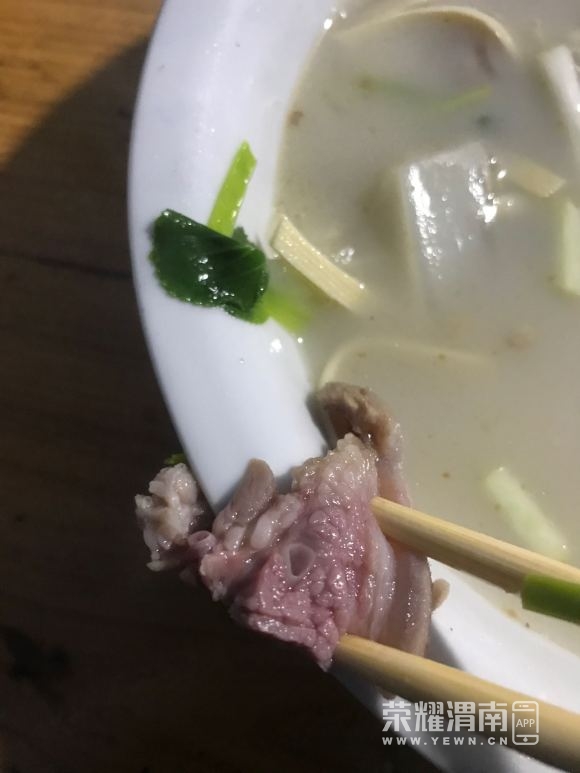 早上在廠門口吃早點,喝的羊肉湯,裡面的肉都是這種肉,感覺像是淋巴肉?