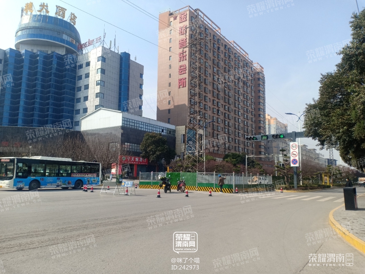 【附图】朝阳大街新盛路口往西机动车道封闭施工,大家从这路过时注意