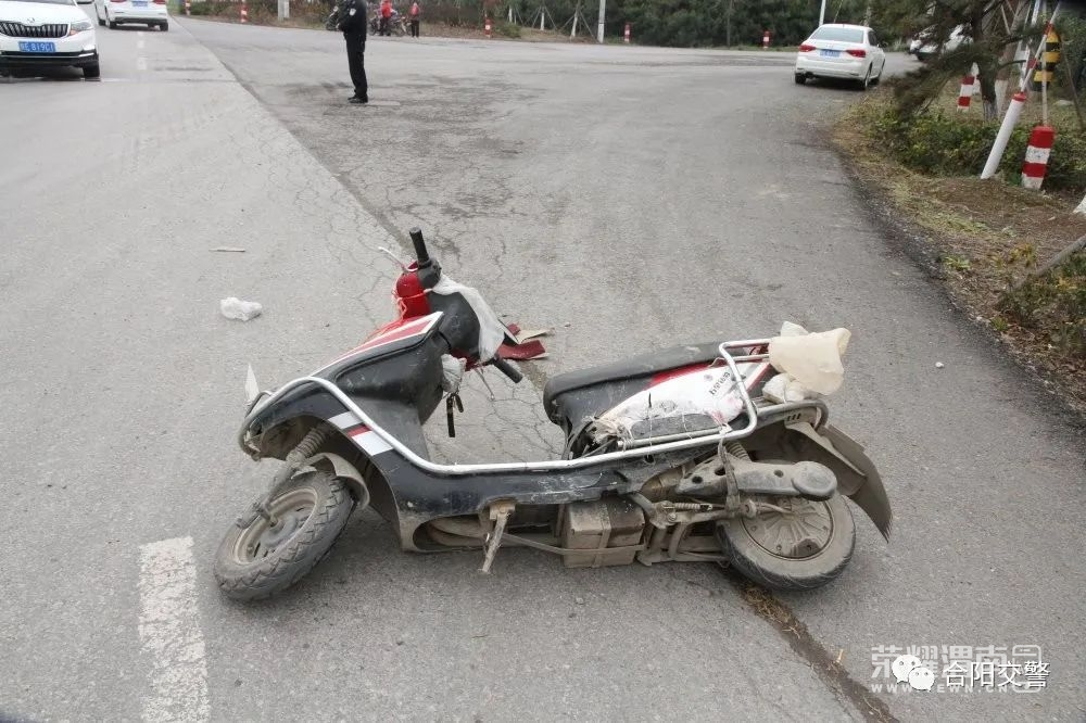 合陽知堡路口一小車與電動車相撞,電動車主倒地不起,地上一灘血跡.