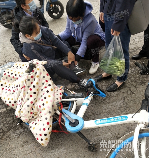 非機動車道上,一位60多歲的婦女騎著一輛電動自行車從側後方撞倒一輛