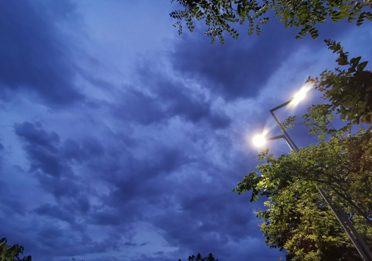 陰雨的天空和渭南的夜景呈現另一番景象