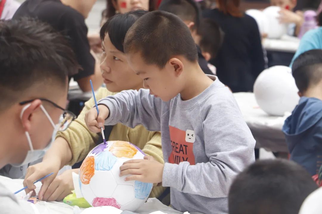 有 100餘組家庭參與了此次活動 寶媽,寶爸們和小盆友一起動手彩繪足球