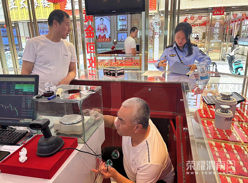 澳门新莆京游戏大厅潼关县市场监管局对潼关县首饰城电子天平进行集中免费上门检定(图3)